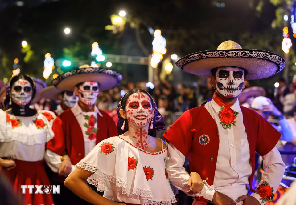 Người dân tham gia Lễ diễu hành Catrinas tại thủ đô Mexico City, Mexico, ngày 25/10/2026. (Ảnh: THX/TTXVN phát)