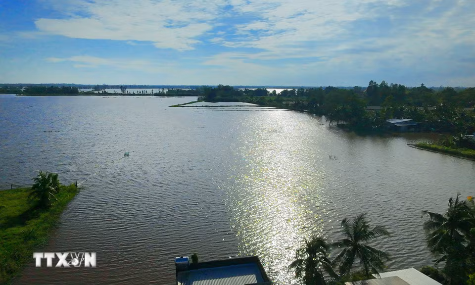 Nếu được thực hiện từ sớm, bằng những giải pháp đồng bộ từ công trình thủy lợi đến quản trị số và thay đổi hành vi cộng đồng, Cần Thơ không chỉ giảm thiểu tác động của mùa khô 2026/2027 mà còn tạo nền tảng vững chắc cho khả năng thích ứng với biến đổi khí hậu trong nhiều năm tới. (Ảnh: Duy Khương/TTXVN)
