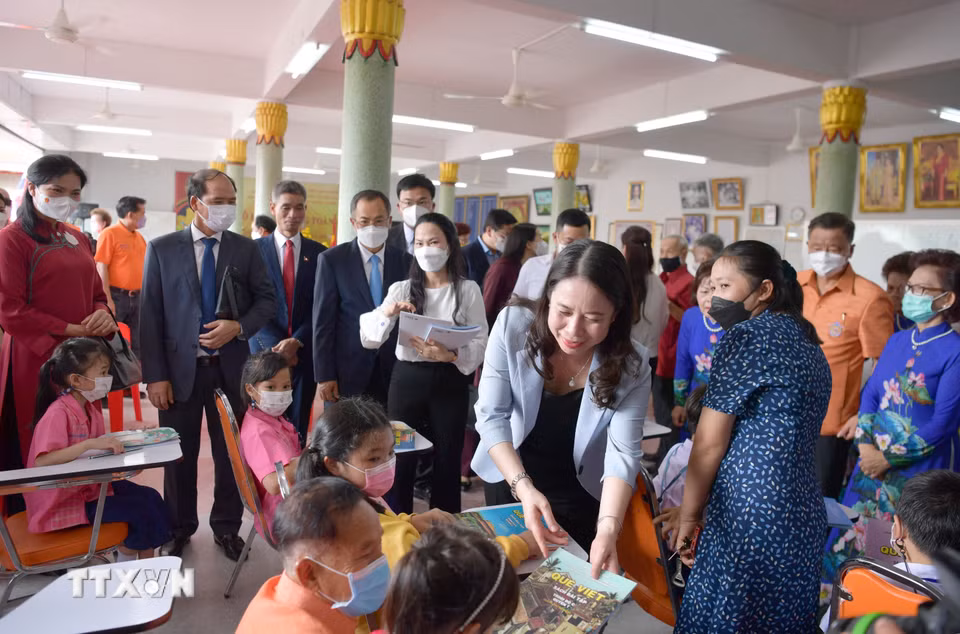 Phó Chủ tịch nước Võ Thị Ánh Xuân trao tặng sách cho các em học sinh lớp học tiếng Việt tại Udon Thani (Thái Lan, 6/2022). (Ảnh: Hữu Kiên/TTXVN)