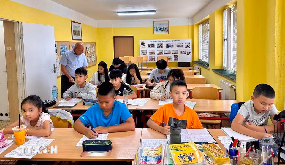Một lớp học tiếng Việt tại Trung tâm tiếng Việt Sapa-Praha. (Ảnh: TTXVN phát)