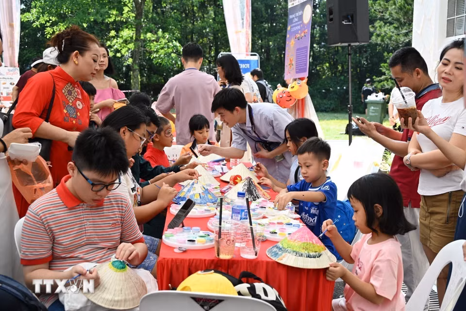 Ban Liên lạc Cộng đồng Người Việt Nam tại Singapore tổ chức Lễ hội Trung thu thường niên nhằm gắn kết cộng đồng và lan tỏa văn hóa Việt. (Ảnh: TTXVN phát)