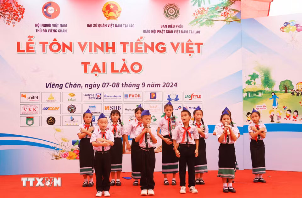 Tiết mục văn nghệ "Hát về Bác Hồ" của các em học sinh Việt Nam-Lào tại Lễ Tôn vinh tiếng Việt tại Lào. (Ảnh: Xuân Tú/TTXVN)