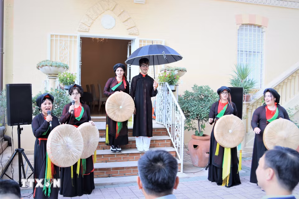 Sinh viên bộ môn tiếng Việt trường Ca'Foscari biểu diễn làn điệu Quan họ Bắc Ninh tại “Ngày tôn vinh tiếng Việt tại Italy”. (Ảnh: Thanh Hải/TTXVN)