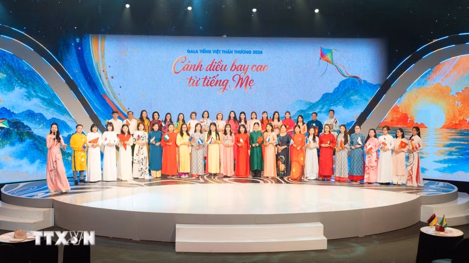 Giáo viên người Việt Nam ở nước ngoài cùng các Sứ giả tiếng Việt ở nước ngoài tại Gala tiếng Việt thân thương năm 2026 với chủ đề “Cánh diều bay cao từ tiếng Mẹ”. (Ảnh: TTXVN phát)