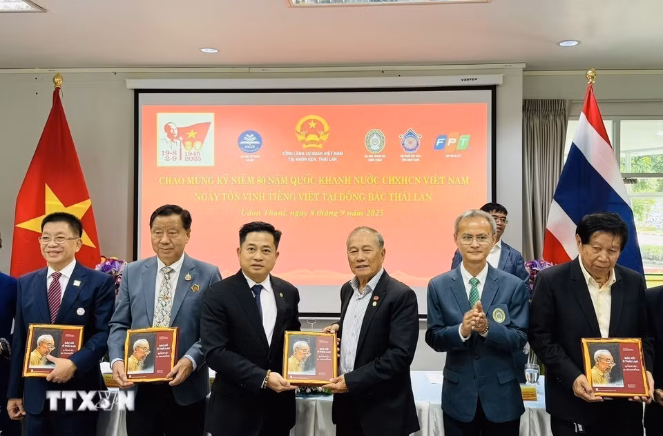 Kiều bào tỉnh Udon Thani đón nhận sách song ngữ "Bác Hồ ở Thái Lan" tại lễ kỷ niệm Ngày tôn vinh tiếng Việt do Tổng lãnh sự quán Việt Nam tại Khon Kaen (Thái Lan) phối hợp với Đại học Hoàng gia Udon Thani, Đại học Sư phạm Hà Nội, Hội người Việt Nam tỉnh Udon Thani và Tập đoàn FPT tổ chức. (Ảnh: TTXVN phát)