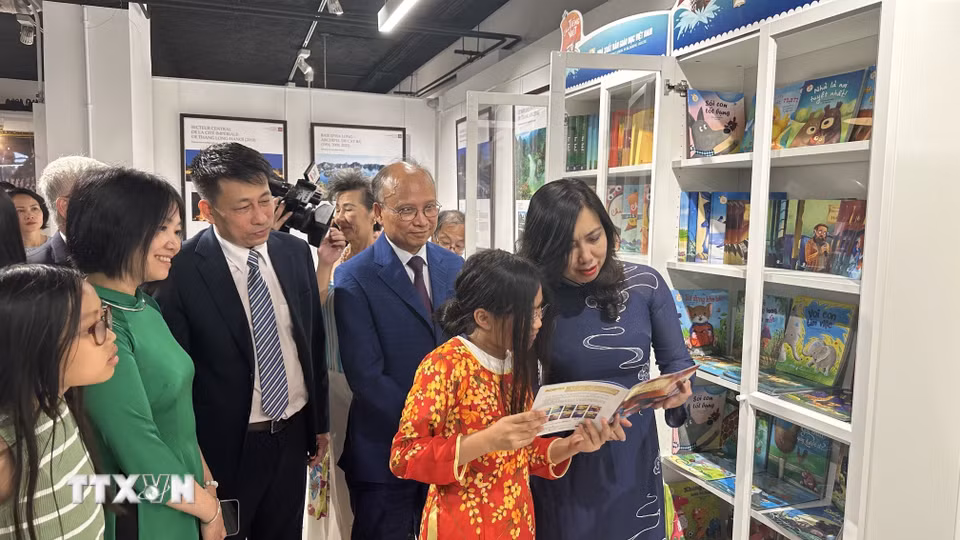 Thứ trưởng Ngoại giao Lê Thị Thu Hằng dự lễ khai trương Tủ sách Tiếng Việt tại Trung tâm Văn hóa Việt Nam tại Paris. (Ảnh Ngọc Hiệp/TTXVN)