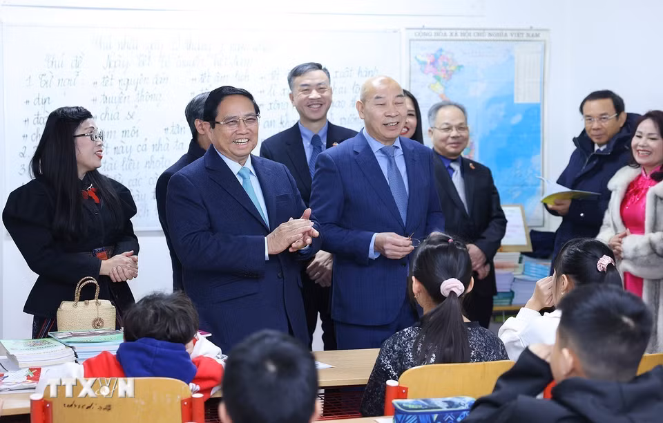 Thủ tướng Phạm Minh Chính thăm lớp học Tiếng Việt cho trẻ em tại Trung tâm Thương mại Sapa tại thủ đô Praha (Séc, 1/2025). (Ảnh: Dương Giang/TTXVN)