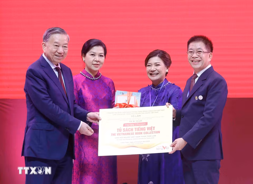 Tổng Bí thư, Chủ tịch nước Tô Lâm và Phu nhân trao tặng tượng trưng "Tủ sách tiếng Việt" cho Hội người Việt Nam toàn Thái Lan (5/2026). (Ảnh: Thống Nhất/TTXVN)