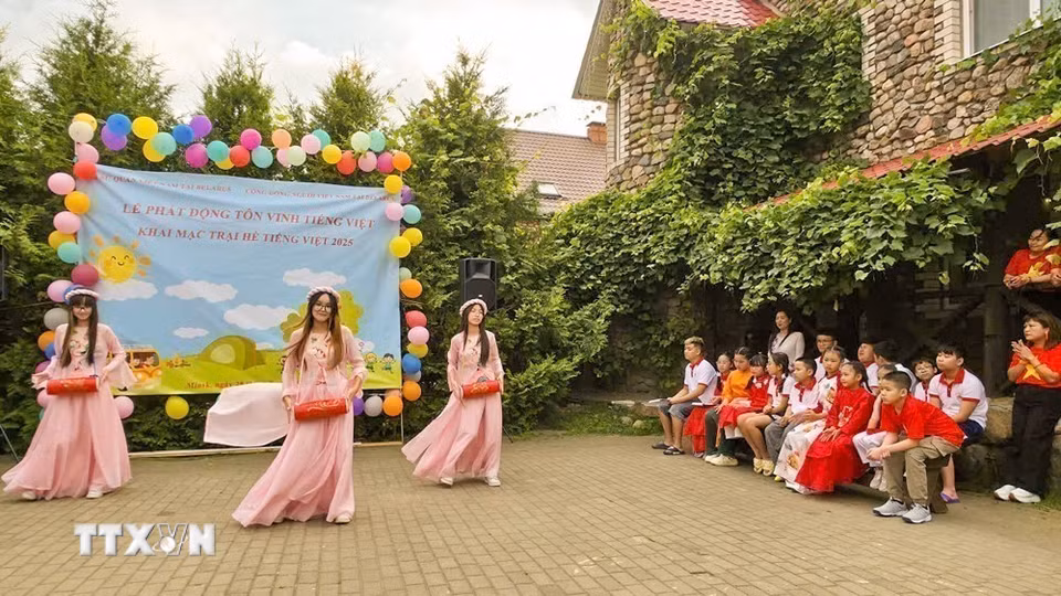 Tiết mục Trống cơm của học sinh Lớp tiếng Việt tại “Trại hè tiếng Việt” lần thứ 4 của kiều bào tại Belarus. (Ảnh: TTXVN phát)