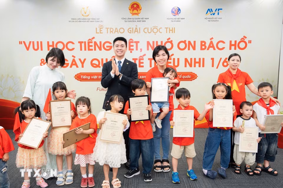 Ông Nguyễn Duy Anh, Tổng Thư ký Mạng lưới Giảng dạy tiếng Việt và gìn giữ văn hóa Việt Nam toàn cầu cùng các em nhỏ tham dự chương trình “Vui học tiếng Việt, nhớ ơn Bác Hồ” . (Ảnh: Xuân Giao - TTXVN)