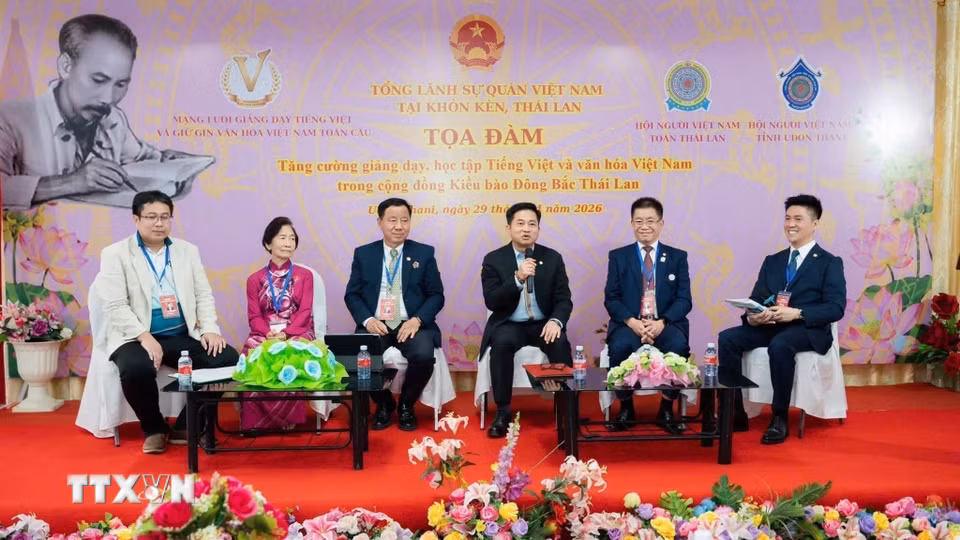 Tọa đàm “Tăng cường giảng dạy, học tập tiếng Việt và văn hóa Việt Nam trong cộng đồng tại Đông Bắc Thái Lan”. (Ảnh: TTXVN phát)