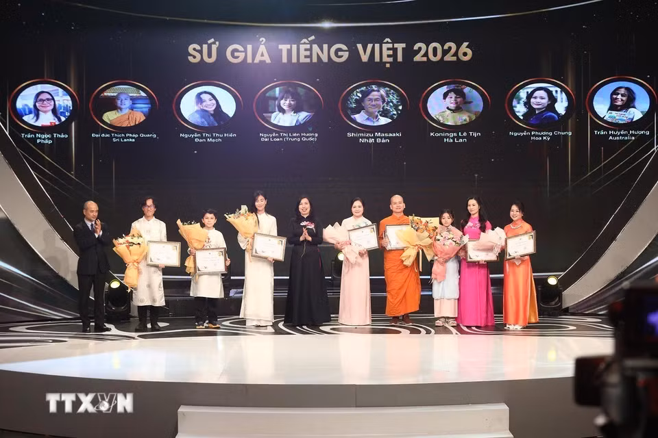 Thứ trưởng Bộ Ngoại giao Lê Thị Thu Hằng trao danh hiệu “Sứ giả tiếng Việt ở nước ngoài” năm 2026 cho 8 cá nhân tiêu biểu tại Gala tiếng Việt thân thương năm 2026. (Ảnh: TTXVN phát)