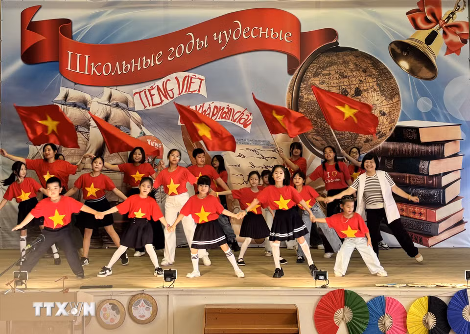 Tiết mục múa “Chào Việt Nam” do các em nhỏ Việt Nam tại Ulyanovsk (quê hương của lãnh tụ V.Lenin, thành phố kết nghĩa với tỉnh Nghệ An) trình diễn tại Ngày hội tiếng Việt lần thứ tư năm 2024. (Ảnh: Tâm Hằng/TTXVN)