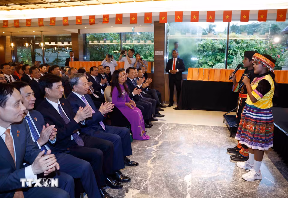 Tổng Bí thư, Chủ tịch nước Tô Lâm và các đại biểu thưởng thức chương trình văn nghệ do học sinh Sri Lanka đang học tiếng Việt biểu diễn (Sri Lanka, 5/2026) . (Ảnh: Thống Nhất/TTXVN)