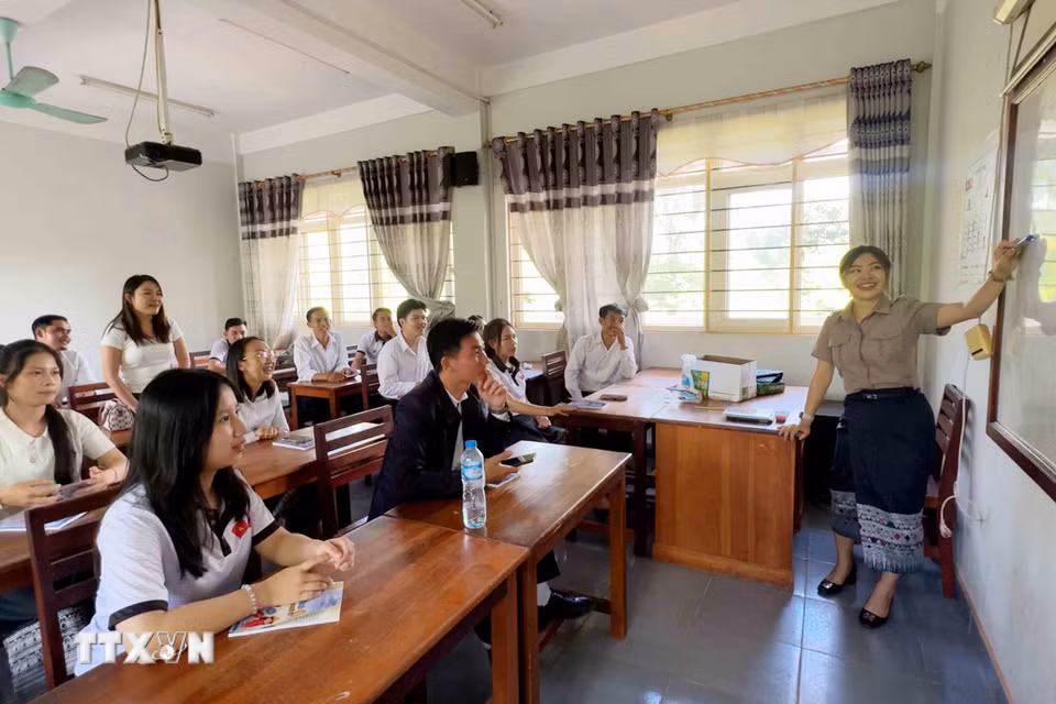 Lớp dự bị tiếng Việt cho cán bộ người Lào do cô Lanny Phetnion giảng dạy tại Khoa tiếng Việt, Đại học Quốc gia Lào. (Ảnh: Đỗ Bá Thành/TTXVN)