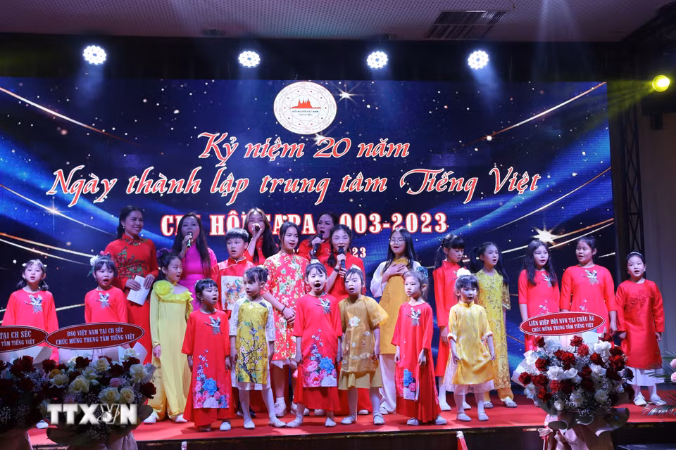 Trung tâm tiếng Việt tại Trung tâm Thương mại Sa Pa tổ chức lễ kỷ niệm 20 năm thành lập. Sau 20 năm hoạt động, Trung tâm đã hỗ trợ hơn 2.000 học sinh được phổ cập tiếng mẹ đẻ, có nhiều cháu đã thành thạo tiếng Việt. (Ảnh: Việt Dũng/TTXVN)