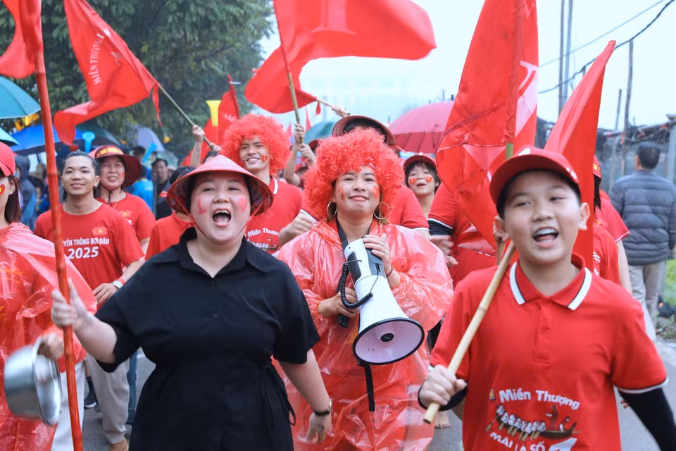 Người dân địa phương nô nức tham gia Lễ hội đua thuyền chải làng Đăm. (Ảnh: Lê Đông/TTXVN)