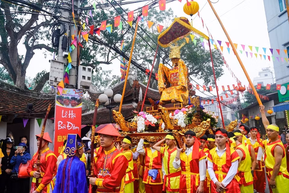 Lễ rước Thánh từ đình ra thủy toạ. (Ảnh: Khánh Hoà/TTXVN)