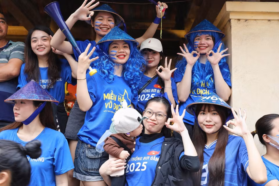 Người dân địa phương nô nức tham gia Lễ hội đua thuyền làng Đăm. (Ảnh: Lê Đông/TTXVN)