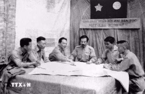Đại tướng, Tổng tư lệnh Võ Nguyên Giáp và Hoàng thân Souphanouvong bàn kế hoạch mở chiến dịch Thượng Lào năm 1953. (Ảnh: Tư liệu/TTXVN phát)