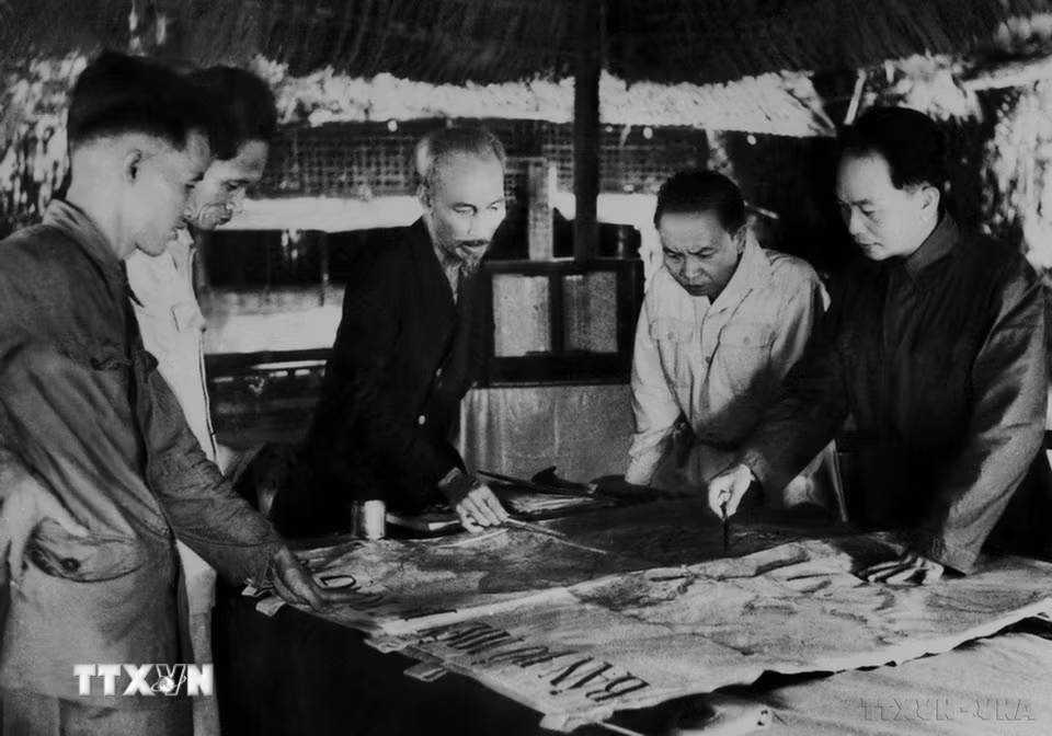 Tháng 12/1953, Trung ương Đảng và Chủ tịch Hồ Chí Minh quyết định mở mặt trận có tính chất chiến lược: tiêu diệt tập đoàn cứ điểm quân viễn chinh tinh nhuệ Pháp ở Điện Biên Phủ. Trong ảnh: Bộ chỉ huy Chiến dịch Điện Biên Phủ. Chủ tịch Hồ Chí Minh (giữa), Đại tướng, Tổng tư lệnh Võ Nguyên Giáp (ngoài cùng bên phải) và các đồng chí trong Bộ chỉ huy chiến dịch. (Ảnh: Tư liệu TTXVN)