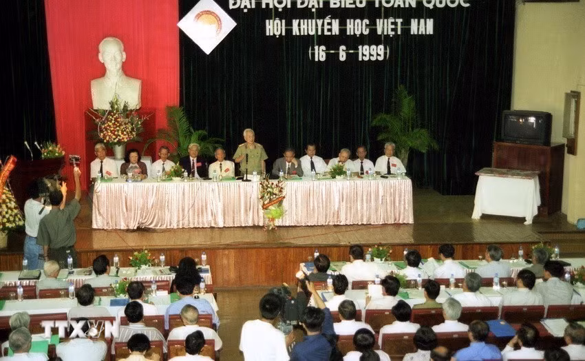 Đại tướng Võ Nguyên Giáp, Chủ tịch danh dự Hội khuyến học Việt Nam đến dự và phát biểu tại Đại hội đại biểu toàn quốc hội khuyến học Việt Nam ngày 16/6/1999. (Ảnh: Trần Thiêm/TTXVN)