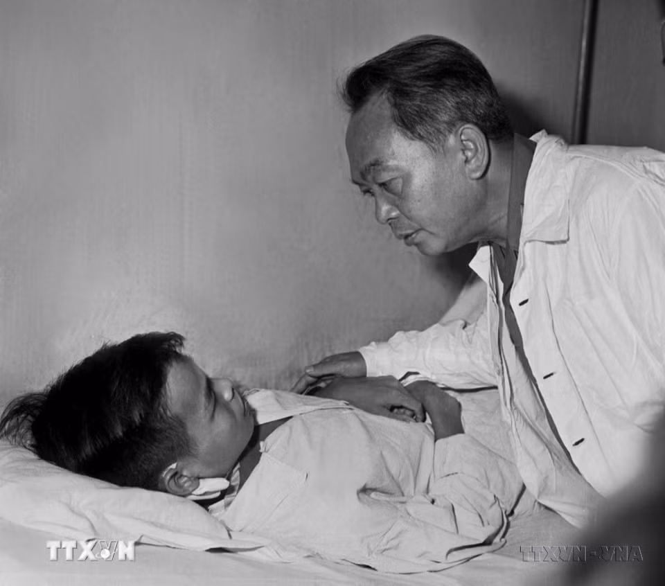 Đại tướng Võ Nguyên Giáp đến thăm các thương binh đang điều trị tại Quân y viện 108 (nay là Bệnh viện Trung ương Quân đội 108), ngày 27/7/1969. (Ảnh: Lâm Hồng/TTXVN)