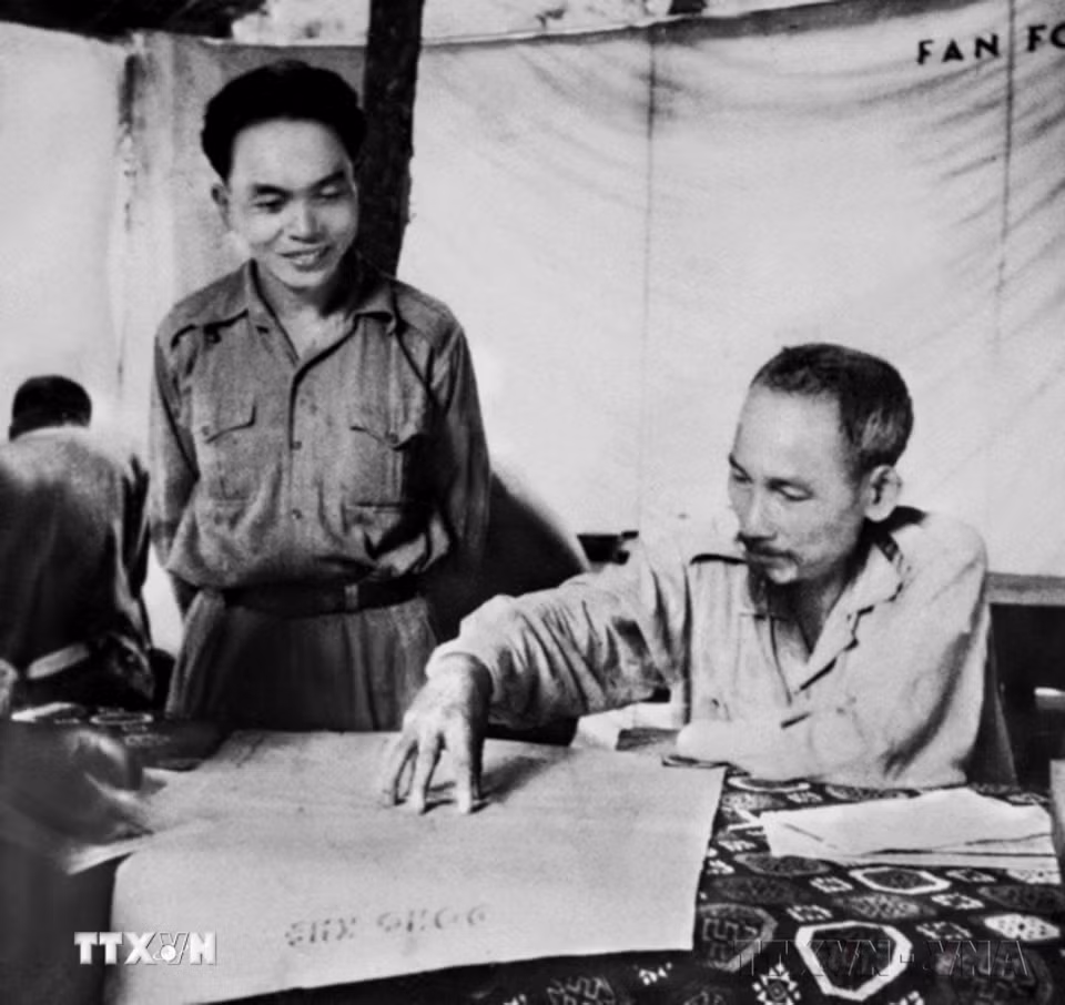 Chủ tịch Hồ Chí Minh và Đại tướng, Tổng tư lệnh Võ Nguyên Giáp bàn kế hoạch tấn công căn cứ Đông Khê, mở màn Chiến dịch biên giới (năm 1950). (Ảnh: Tư liệu TTXVN)