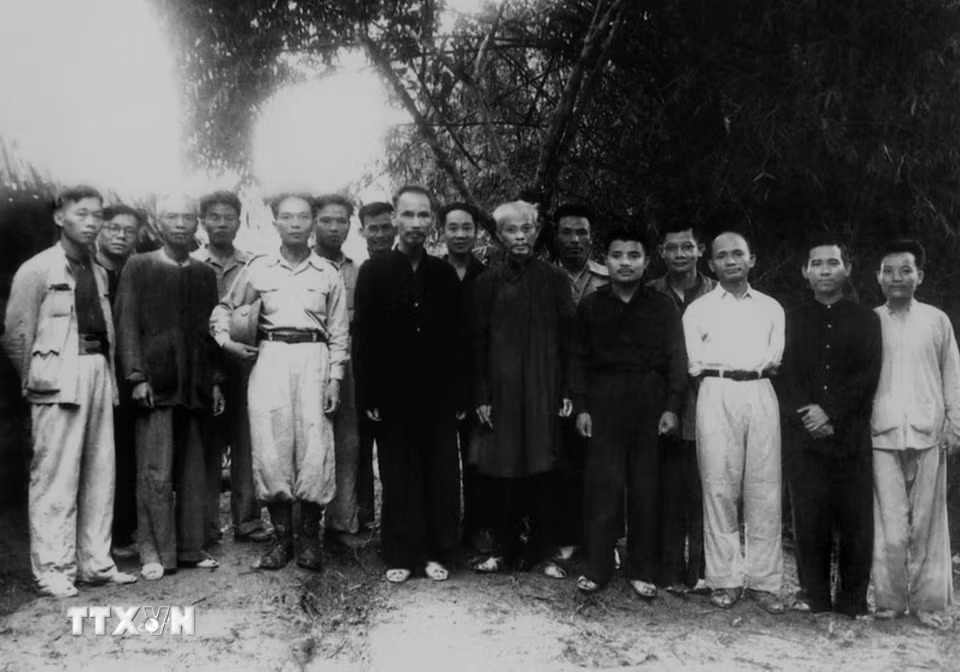 Năm 1948, ở tuổi 37, đồng chí Võ Nguyên Giáp được phong quân hàm Đại tướng và trở thành vị tướng đầu tiên của Quân đội nhân dân Việt Nam. Trong ảnh: Đại tướng Võ Nguyên Giáp (hàng đầu, thứ ba từ trái sang) bên cạnh Chủ tịch Hồ Chí Minh, sau lễ phong quân hàm Đại tướng, tại Lục Rã, chân đèo Re, ngày 27/5/1948. (Ảnh: TTXVN)