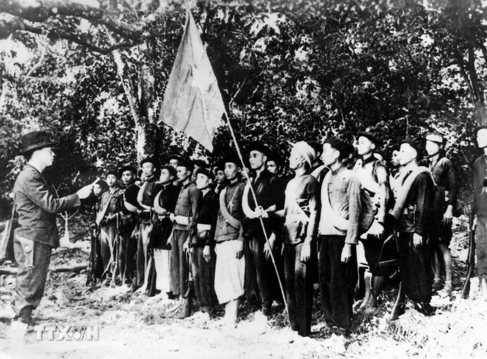 Ngày 22/12/1944 tại khu rừng thuộc châu Nguyên Bình (Cao Bằng), Đội Việt Nam tuyên truyền giải phóng quân đã chính thức làm lễ thành lập gồm 3 tiểu đội, với 34 chiến sĩ được chọn lọc từ những chiến sĩ du kích Cao - Bắc - Lạng do Võ Nguyên Giáp trực tiếp chỉ huy. Đây là đơn vị chủ lực đầu tiên của lực lượng vũ trang cách mạng và là tiền thân của Quân đội nhân dân Việt Nam. (Ảnh: Tư liệu/TTXVN)