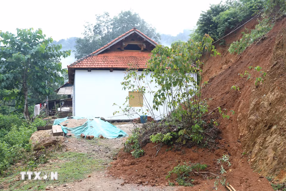 Một ngôi nhà trên nằm bên đường Xốp Kho - Na Ngân bị vách ta-luy dương sau nhà sạt lở, đe dọa an toàn của ngôi nhà và người dân. (Ảnh: Xuân Tiến/TTXVN)