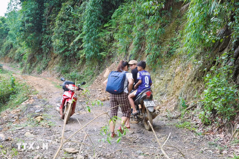 Đường độc đạo Xốp Kho - Na Ngân bị sạt lở hàng chục điểm rất khó khăn và hiểm nguy khi đi lại. (Ảnh: Xuân Tiến/TTXVN)