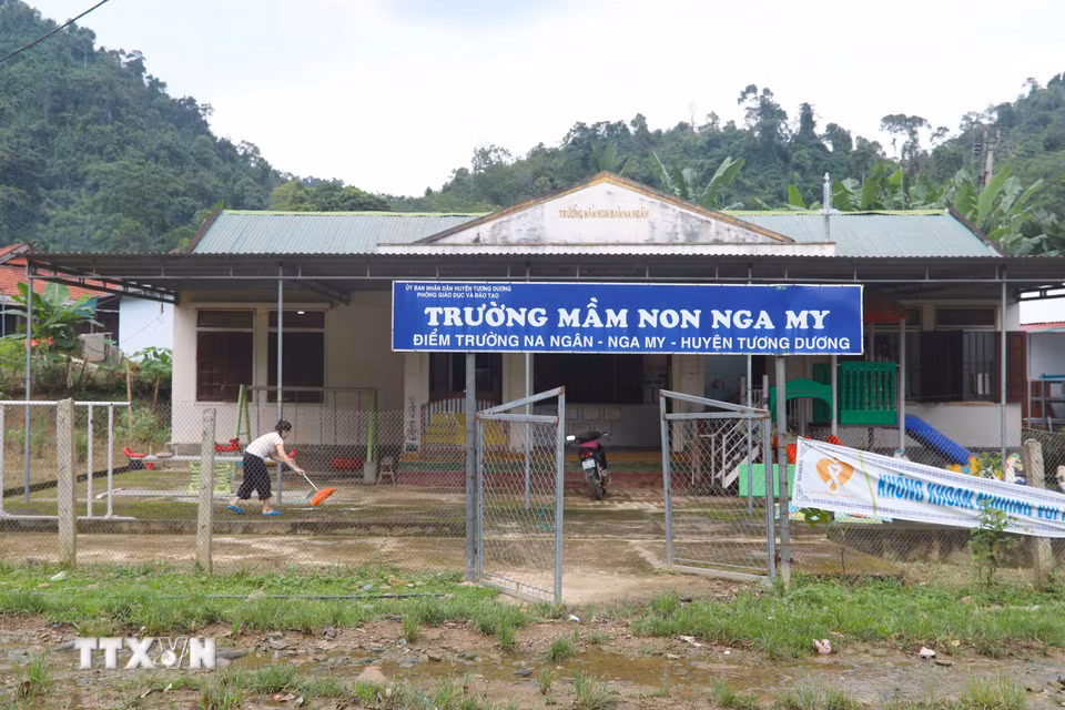 Giáo viên Điểm trường Mầm non Na Ngân (xã Nga My, Nghệ An) quét dọn khuôn viên điểm trường, sẵn sàng đón học sinh vào năm học mới. (Ảnh: Xuân Tiến/TTXVN)