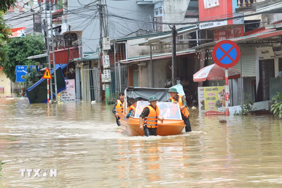 Lực lượng quân đội sử dụng ca nô chuyên dụng để vào khu vực ngập nước xã Na Sầm, tỉnh Lạng Sơn. (Ảnh: Quang Duy/TTXVN)