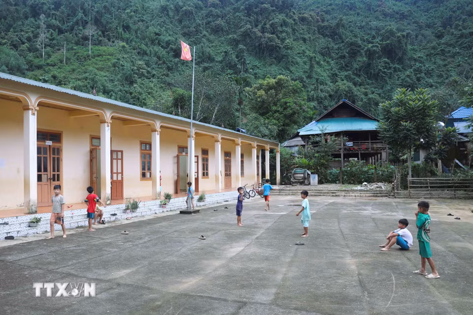 Trẻ em trong bản Na Ngân (xã Nga My Nghệ An) vui chơi tại điểm trường khối bản Na Ngân, Trường PTTH Bán trú Tiểu học Nga My (Nghệ An) khi chiều về. (Ảnh: Xuân Tiến/TTXVN)