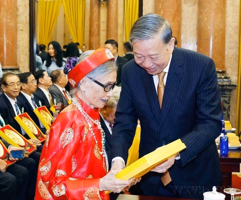 Nhân Kỷ niệm 85 năm Ngày truyền thống người cao tuổi Việt Nam (6/6/1941 - 6/6/2026), chiều 5/6/2026, tại Phủ Chủ tịch, Tổng Bí thư, Chủ tịch nước Tô Lâm gặp mặt 85 người cao tuổi tiêu biểu trong các phong trào thi đua yêu nước giai đoạn 2021 - 2026 trên toàn quốc. (Ảnh: Thống Nhất /TTXVN)