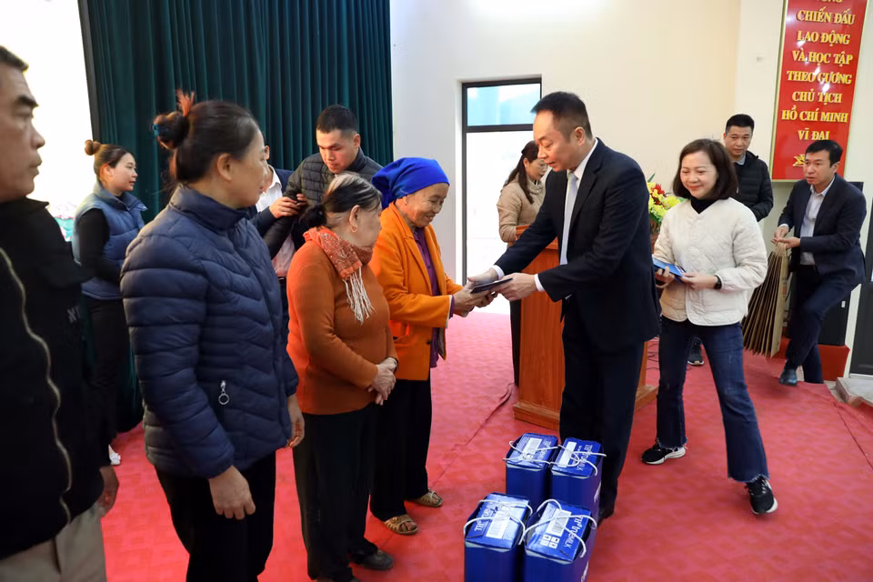 Chánh Văn phòng TTXVN Ngô Thanh Sơn tặng quà Tết cho các gia đình có hoàn cảnh khó khăn trên địa bàn xã Tân Trào, tỉnh Tuyên Quang. (Ảnh: Quang Cường /TTXVN)