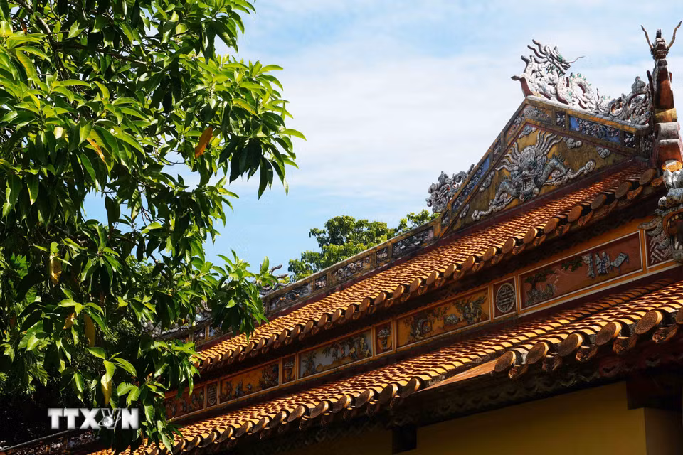 Lớp men của ngói lưu ly phản chiếu ánh nắng mặt trời, làm cho di sản Huế thêm phần sinh động. (Ảnh: Nguyên Lý/TTXVN)