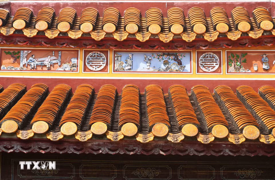 Màu ngói lưu ly trên mái Triệu Tổ Miếu, Đại Nội Huế tôn vẻ tôn nghiêm, cổ kính. (Ảnh: Nguyên Lý/TTXVN)