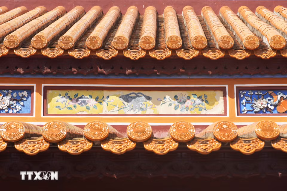 Ngói lưu ly trên mái các công trình di sản, được ví như linh hồn của kiến trúc cung đình Huế. (Ảnh: Nguyên Lý/TTXVN)