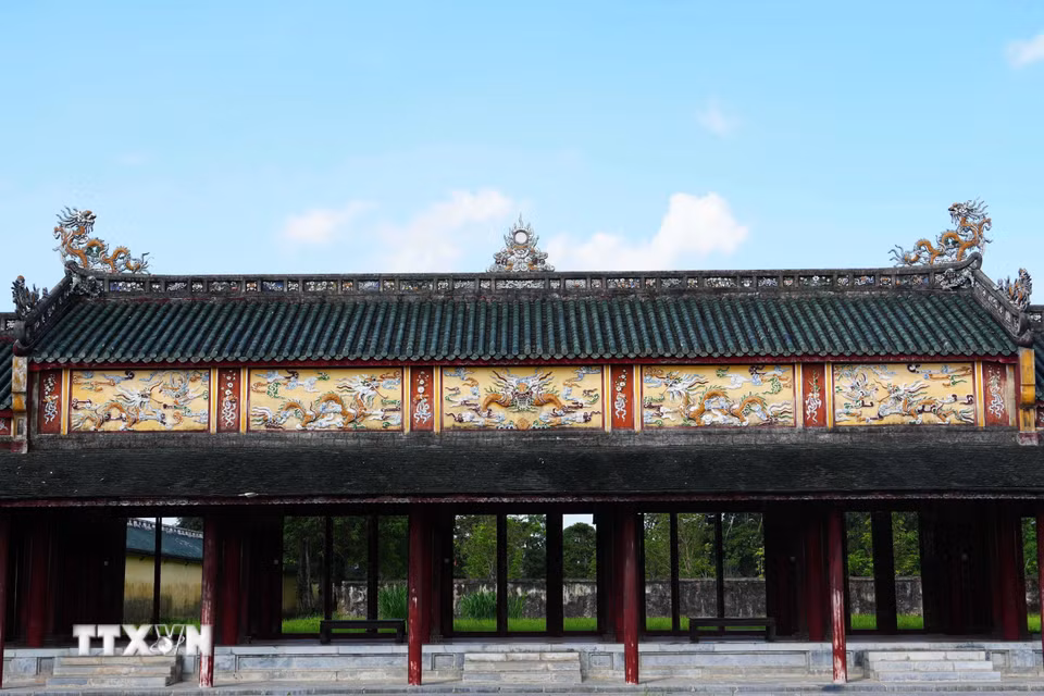 Các tầng mái của Trường Lang, Đại Nội Huế lợp ngói lưu ly tôn vẻ cổ kính và uy nghi. (Ảnh: Nguyên Lý/TTXVN)