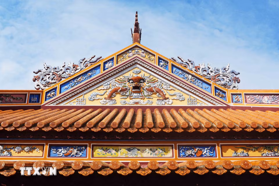 Ngói lưu ly trên mái các công trình di sản, được ví như linh hồn của kiến trúc cung đình Huế. (Ảnh: Nguyên Lý/TTXVN)
