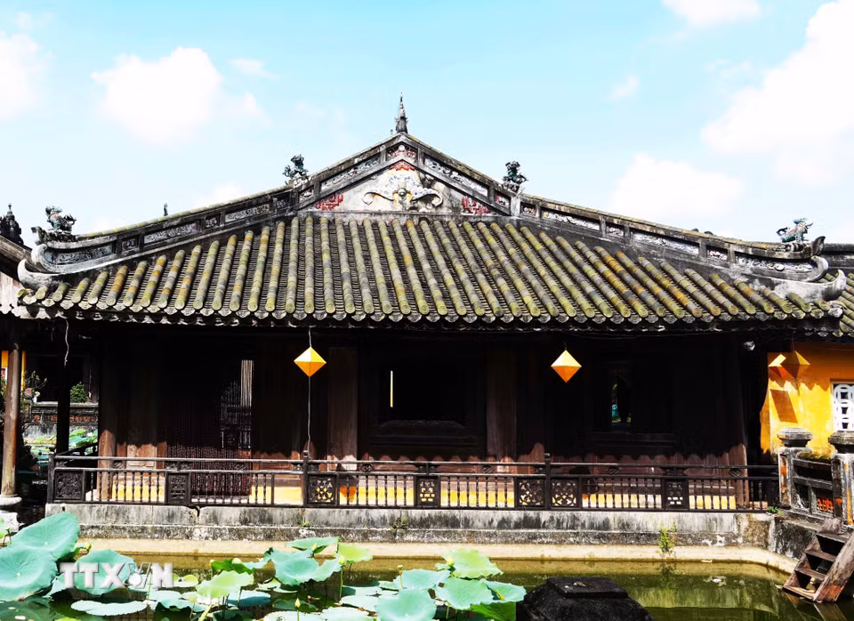 Mái của công trình trong cung Diên Thọ, Đại Nội Huế lợp ngói lưu ly tôn vẻ cổ kính và uy nghi. (Ảnh: Nguyên Lý/TTXVN)