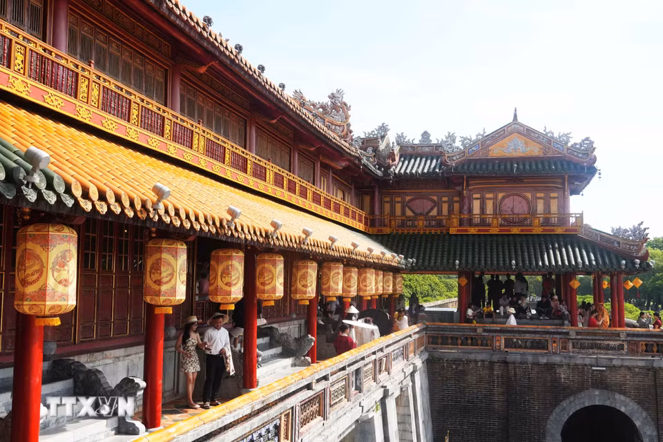 Mái giữa Lầu Ngũ Phụng, Đại Nội Huế lợp ngói hoàng lưu ly, tượng trưng cho uy quyền và sự tôn nghiêm. (Ảnh: Nguyên Lý/TTXVN)