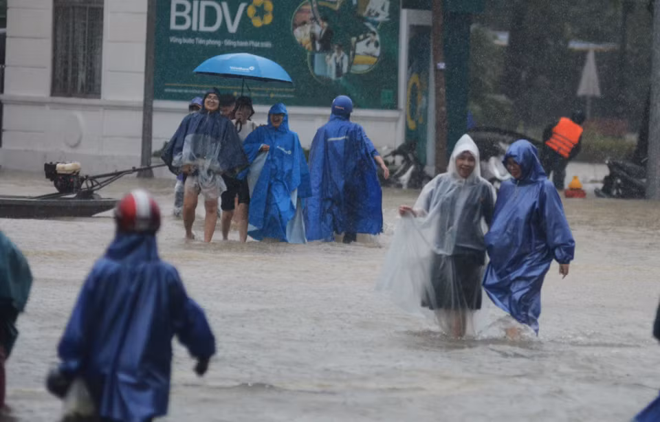 Ngã 6 giao nơi giữa các trục đường chính như Hùng Vương, Lê Quý Đôn, Bến Nghé, Hà Nội bị ngập nặng, người dân gặp khó khăn khi đi qua đây. (Ảnh: Văn Dũng/TTXVN)