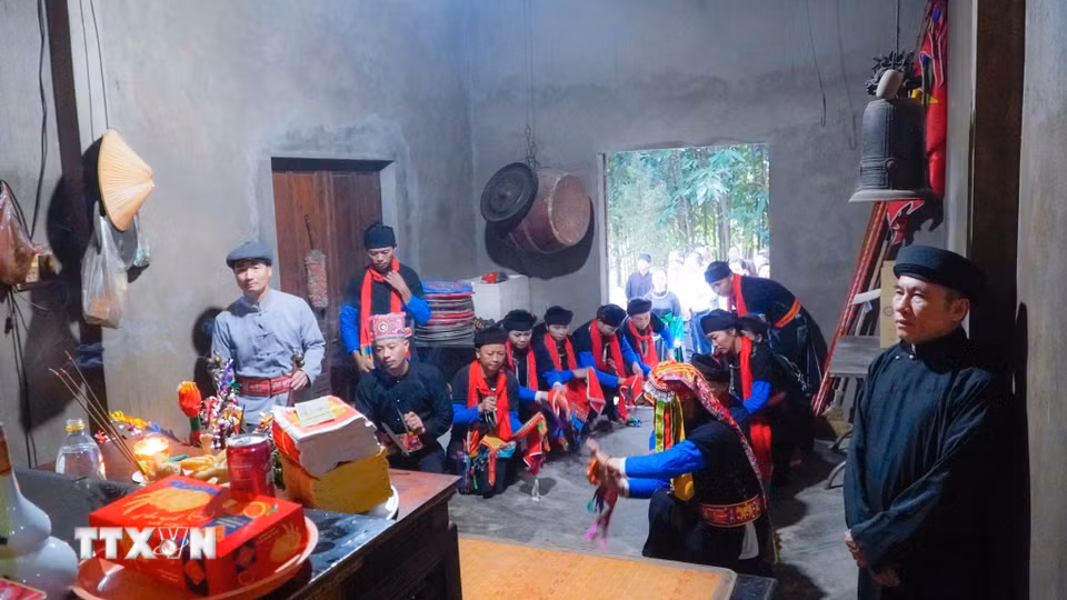 Hàng năm, vào ngày Mão tháng Chín âm lịch, chính quyền và nhân dân xã Đông Cuông, tỉnh Lào Cai rộn ràng tổ chức Lễ hội Cơm Mới Đền Đông Cuông. (Ảnh: TTXVN phát)