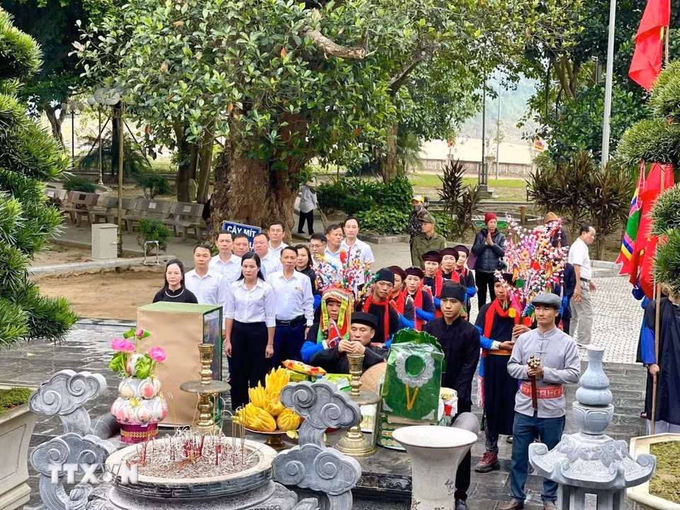 Lễ Cơm mới Đền Đông Cuông. (Ảnh: TTXVN phát)