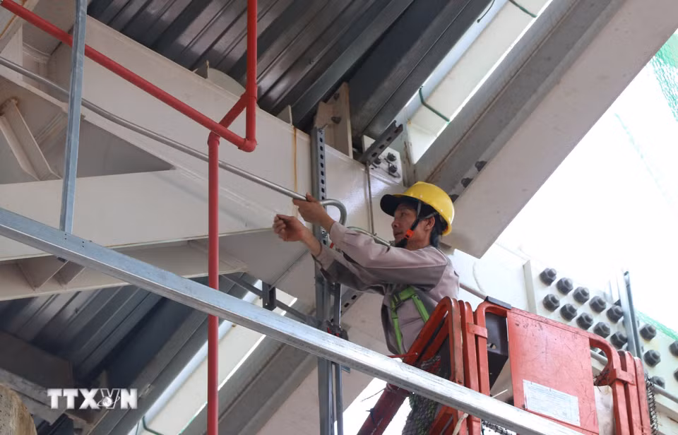 Lắp đặt thiết bị phòng cháy chữa cháy nhà ga hành khách sân bay Long Thành. (Ảnh: Công Phong/TTXVN)