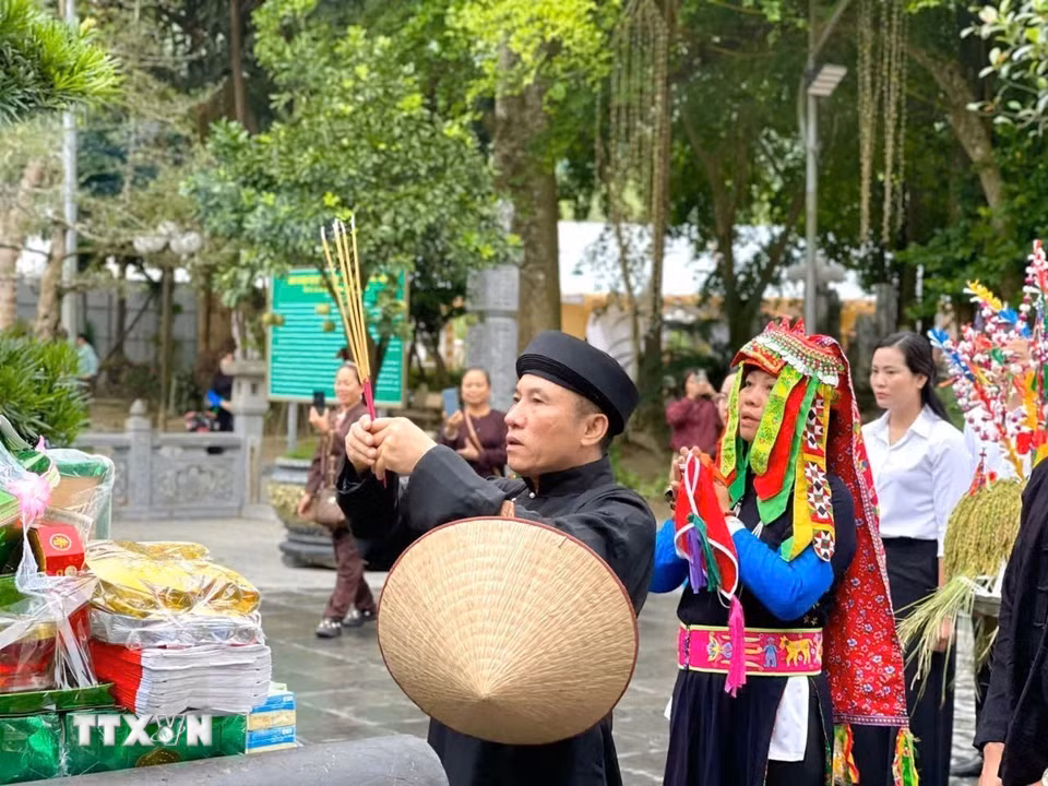 Thầy Mo dâng hương tại Đền Đông Cuông để xin phép các vị thần linh tổ chức lễ hội. (Ảnh: TTXVN phát)