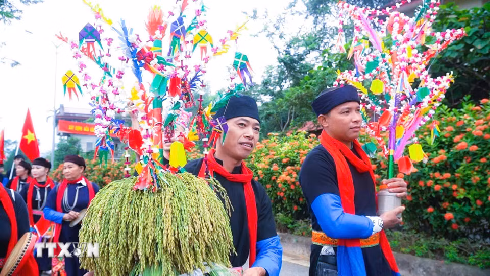 Một trong những lễ vật dâng cúng không thể thiếu là những bông lúa mới. (Ảnh: TTXVN phát)